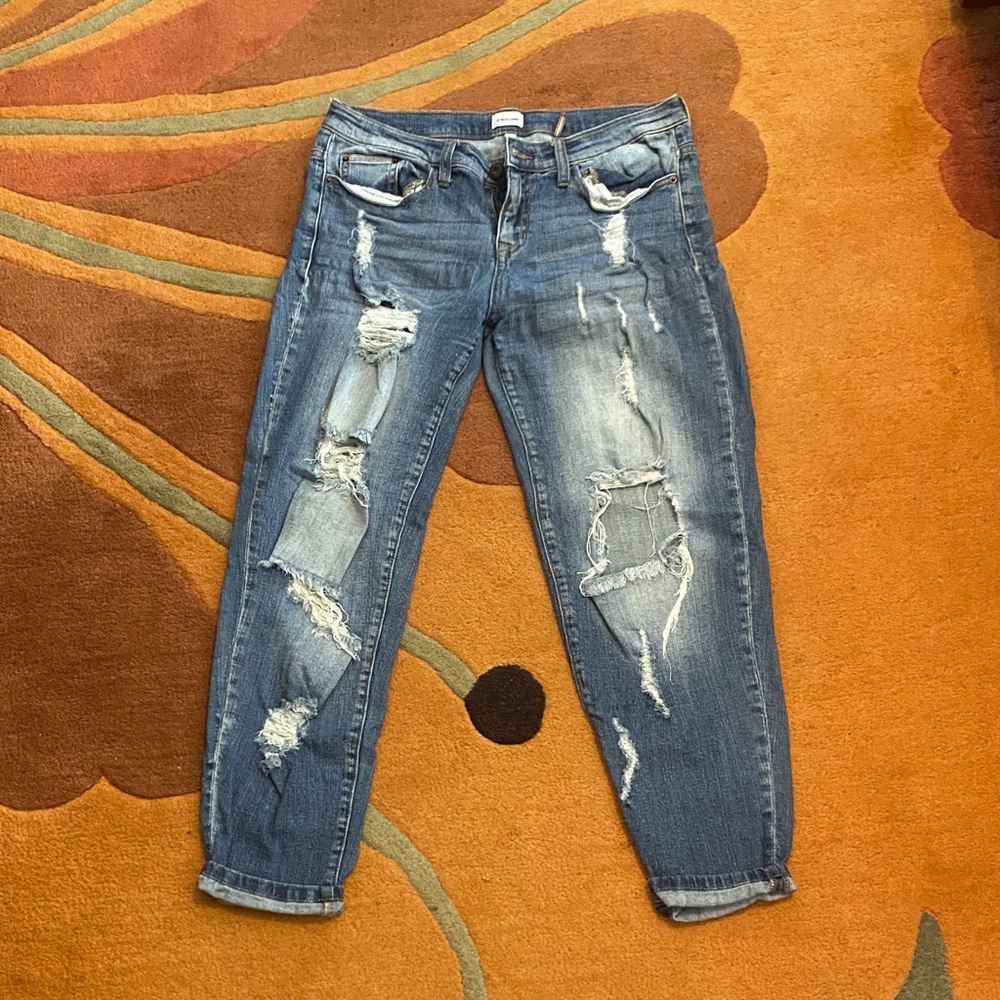 Sneak Peek Distressed Ankle Jeans in Blue
